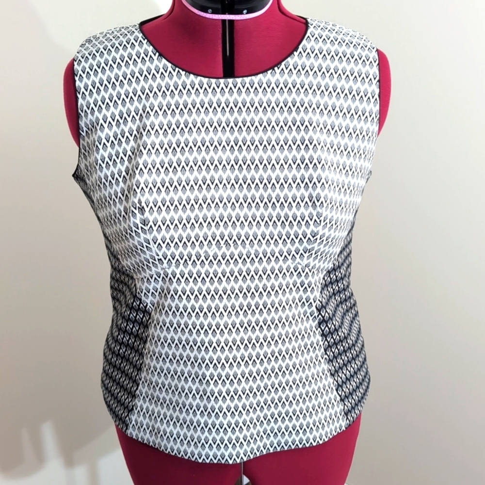 Jolibel| Black and White Diamond Patterned Sleeveless Top With Zippered Back